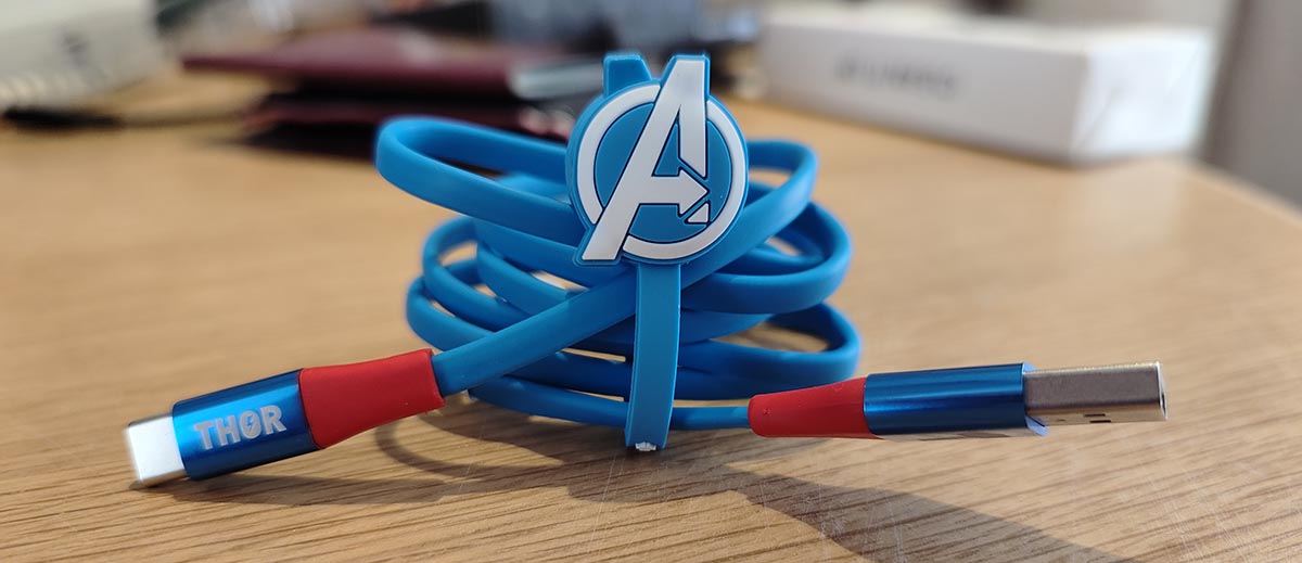 Reconnect MARVEL Power Cords Series 100 met de kabelbinder er omheen