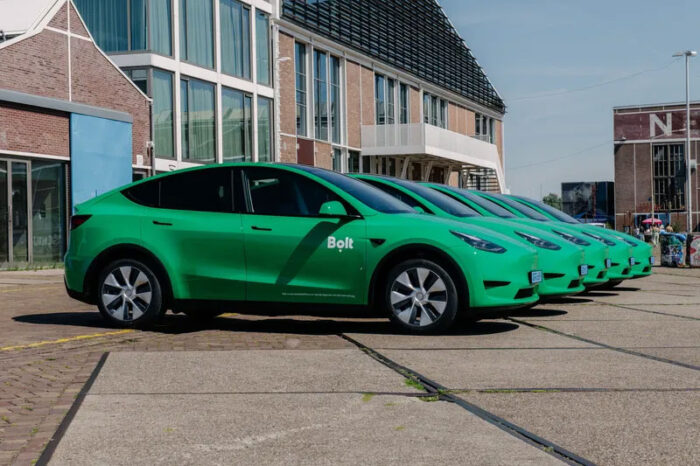 Tesla met Bolt bestickering